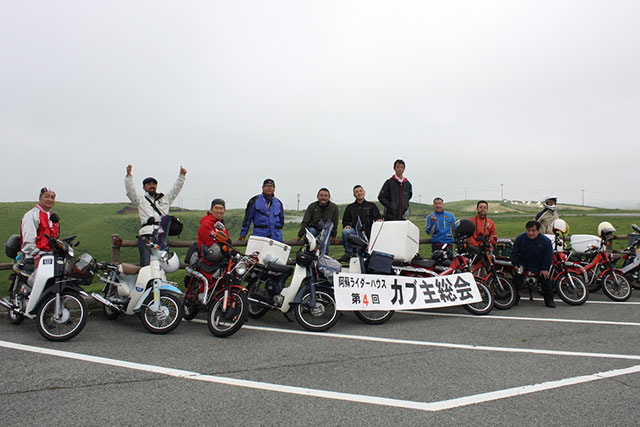 歩道にズラッと並んだバイク