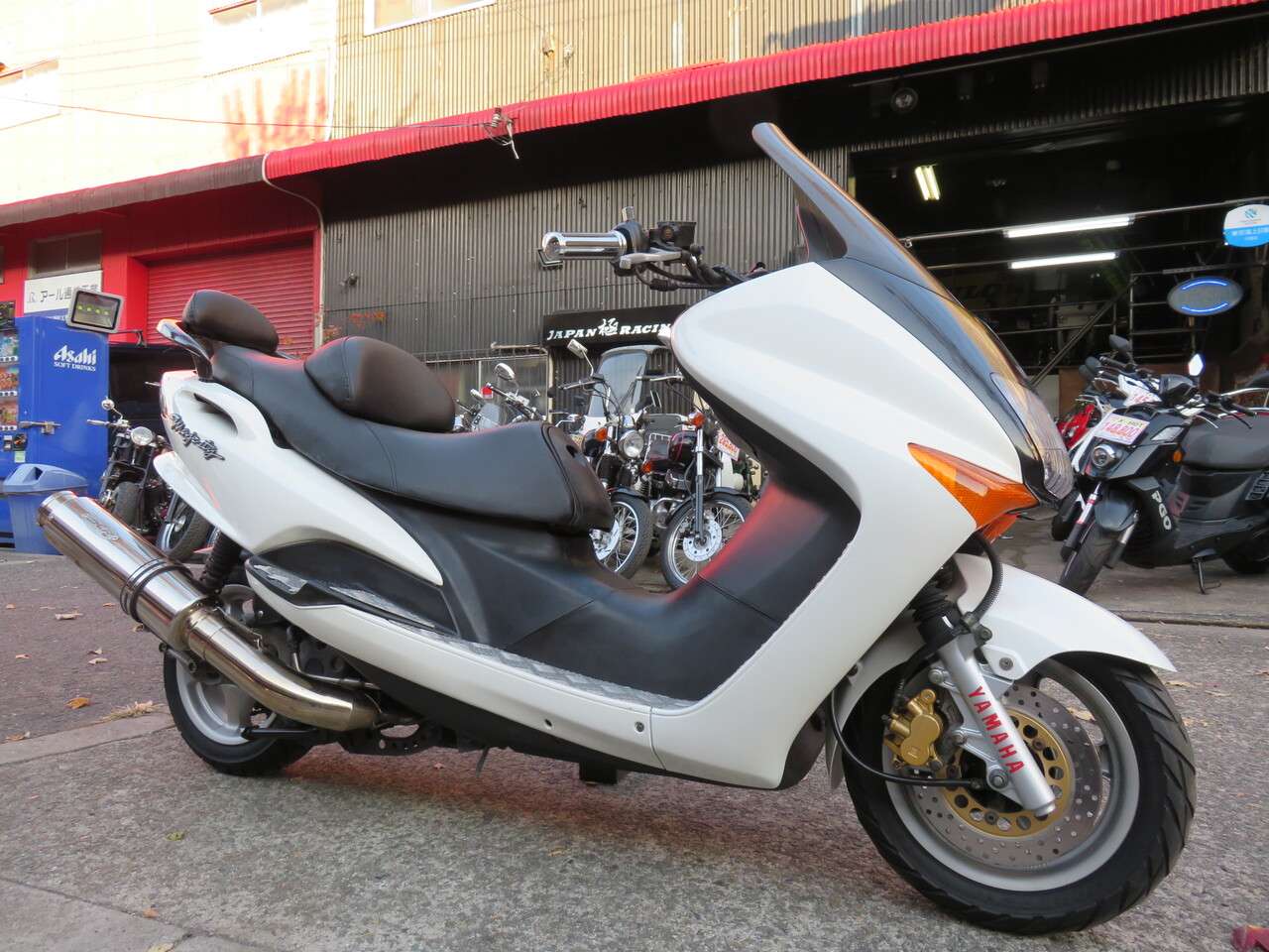 ヤマハ マジェスティ１２５ パールホワイト マフラーカスタム ヤマハ B0947 中古バイク情報はbbb