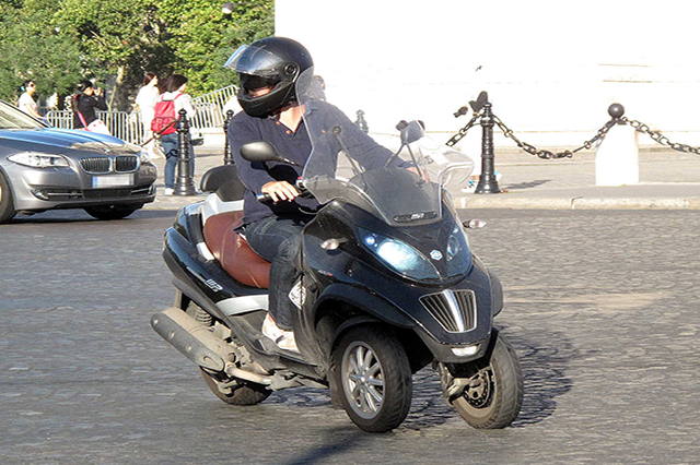 8月だけど肌寒そうにバイクを運転している人